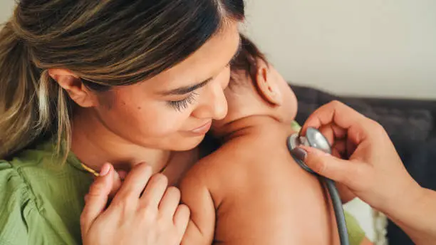 sages-femmes roumaines controle un bébé
